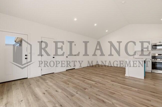 Building Photo - 5259 N Pinecrest Ct