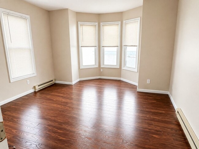 Building Photo - 743 E Grape St