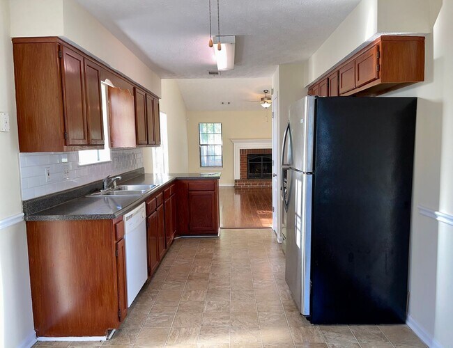 Building Photo - Spacious 3 Bed/2 Bath Ranch with Over 1800...