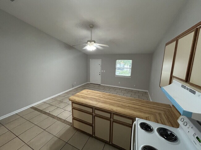 Building Photo - Perfect 1 Bedroom 1 Bathroom With Fenced In Backyard!