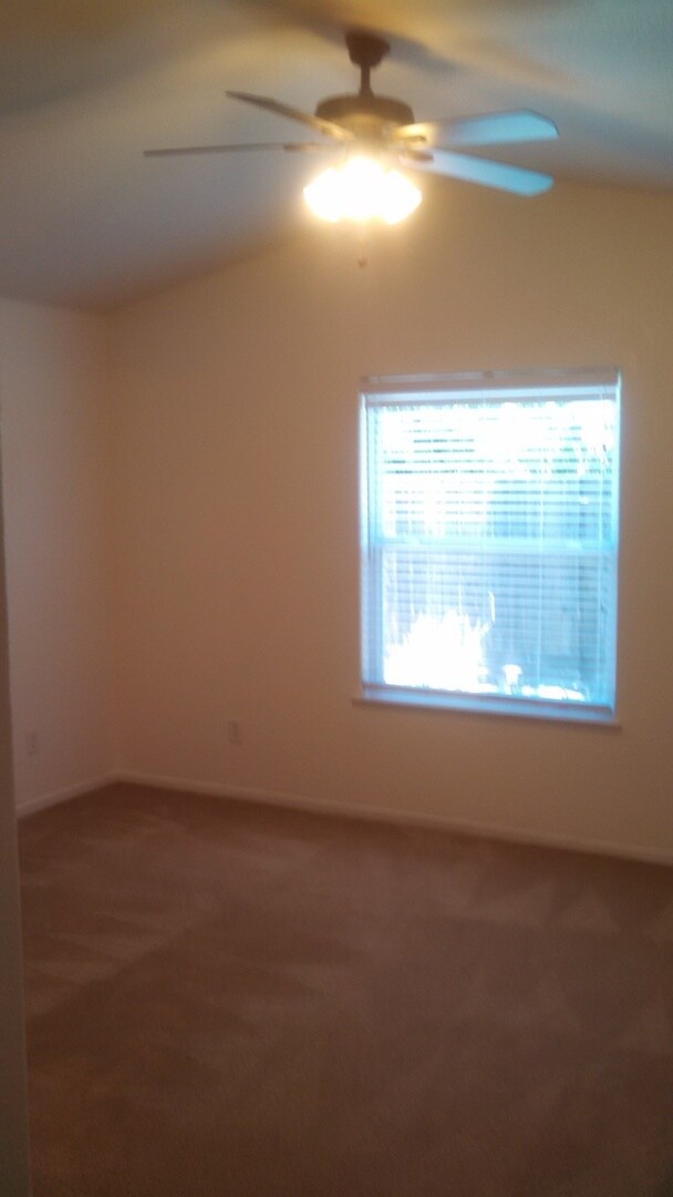 Building Photo - Beautiful home located in a court!