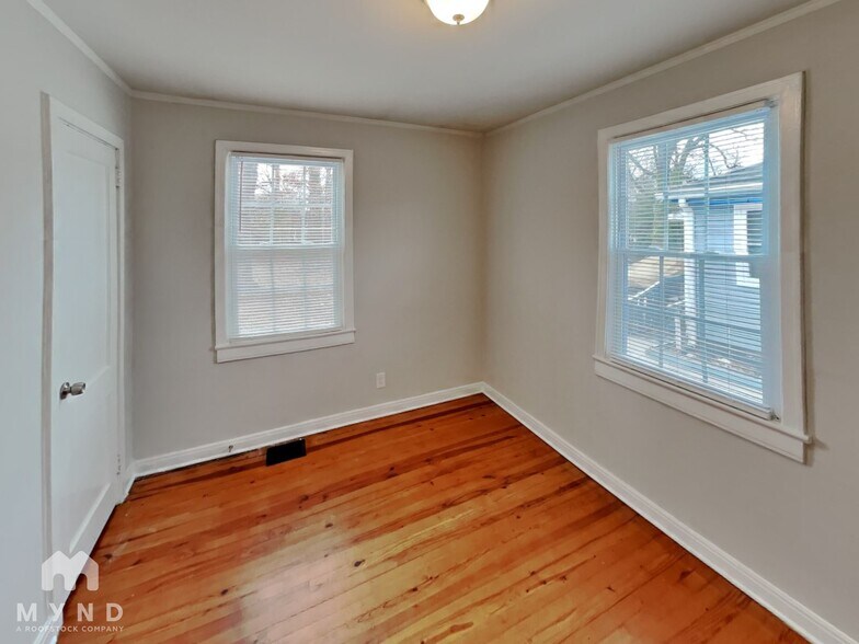 Building Photo - 3816 The Plaza