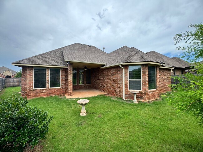 Building Photo - 3 Bed 2 Bath in Edmond!