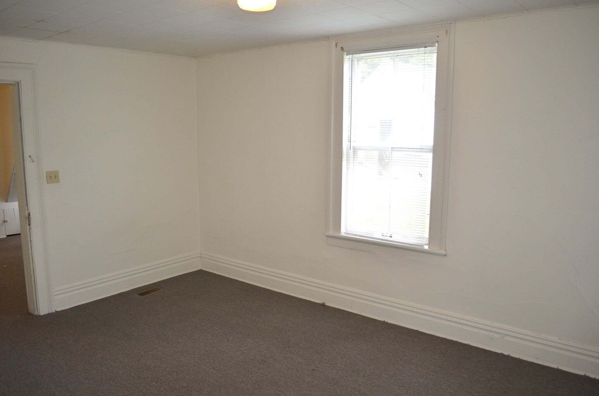 Building Photo - 17360 Riverside Dr