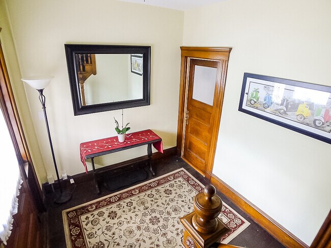 Building Photo - 18 Gibson St