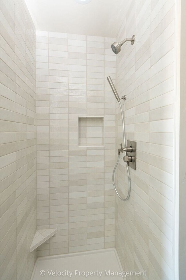 Building Photo - Brand New 1 Bedroom in Discovery West Neighborhood!