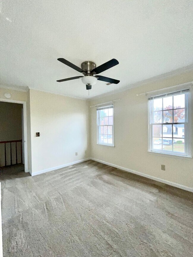 Building Photo - 3 Bedroom Home With Large Bonus Room!