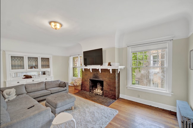 Building Photo - 826 Hamlin St