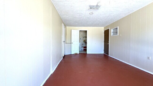 Building Photo - 1022 Lewis Dr