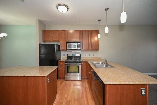 Building Photo - Stunning Condo in Excellent Salt Lake Loca...