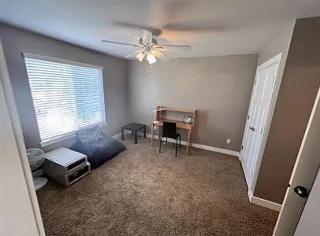 Building Photo - Great Neighborhood 3bd/ 2.5 Avail. Nov. 28th