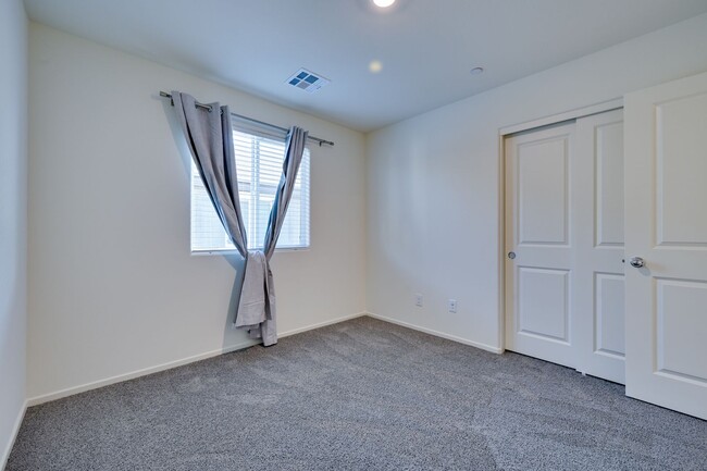 Building Photo - NW 3 Bedroom Townhouse!! Gated Community P...