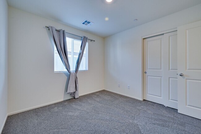 Building Photo - NW 3 Bedroom Townhouse!! Gated Community Pool!! 2 Car Garage!!! No Carpet downstairs.