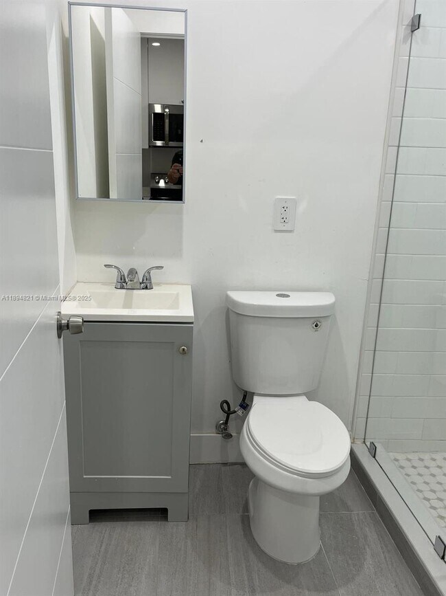 Building Photo - 885 SW 29th Ave