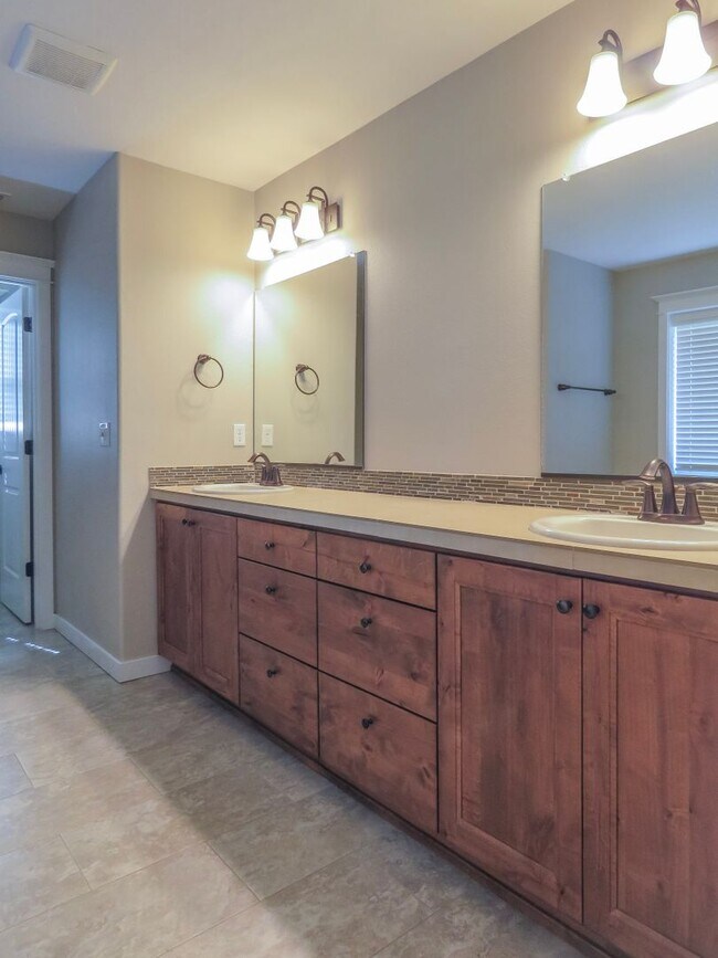 Building Photo - 5 Bedroom 3 Bathroom home available in New...