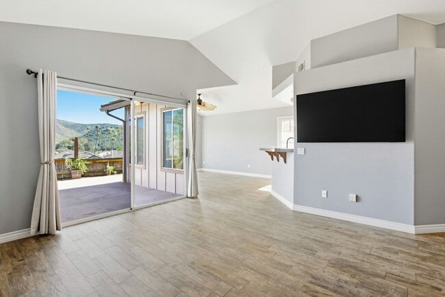 Building Photo - Beautifully Maintained 2 Bed / 2 Bath Home in Gated West Village Community