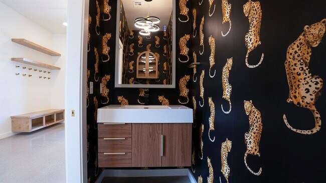 Building Photo - 605 N Idaho Ave