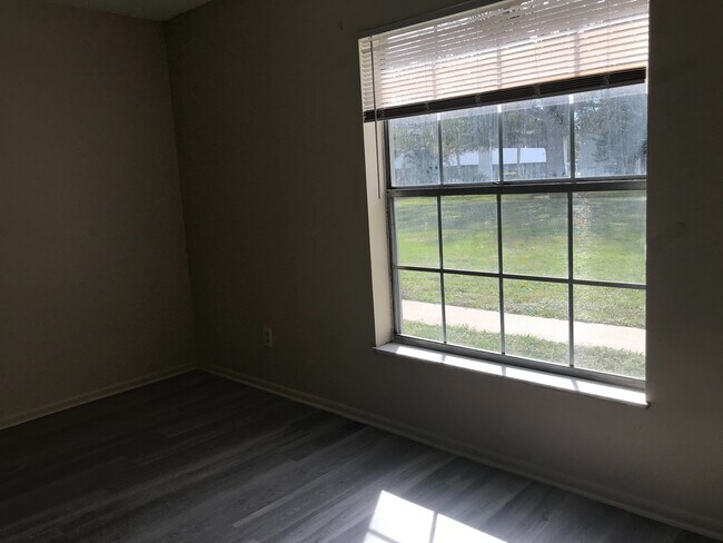 Building Photo - Sunquest Apartments