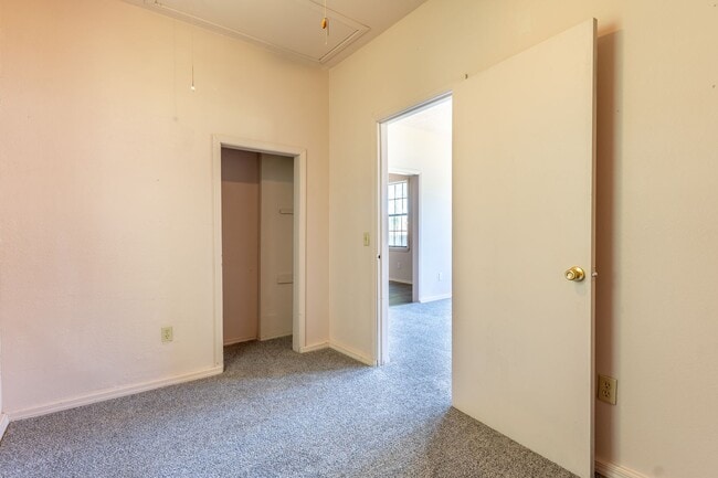 Building Photo - Cute 2 Bed Ready For You!