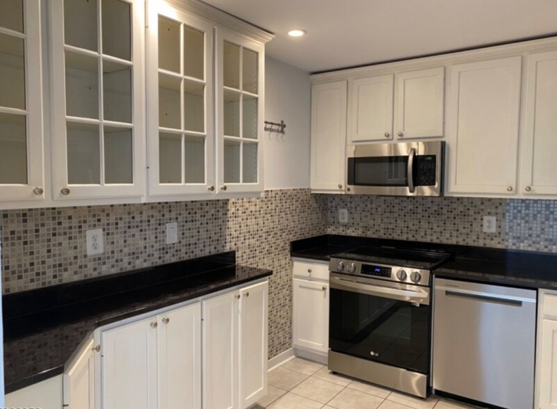 Building Photo - 261 Hedgerow Rd