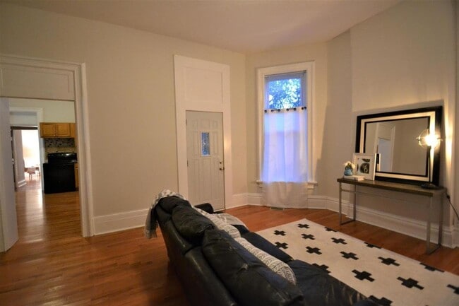 Building Photo - Beautiful Apartment Near Downtown Delaware
