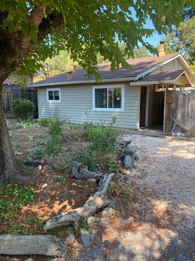 Primary Photo - Charming 2 bedroom, 1 bathroom house with ...