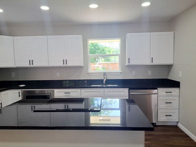 Building Photo - 5 bedroom / 2 bath