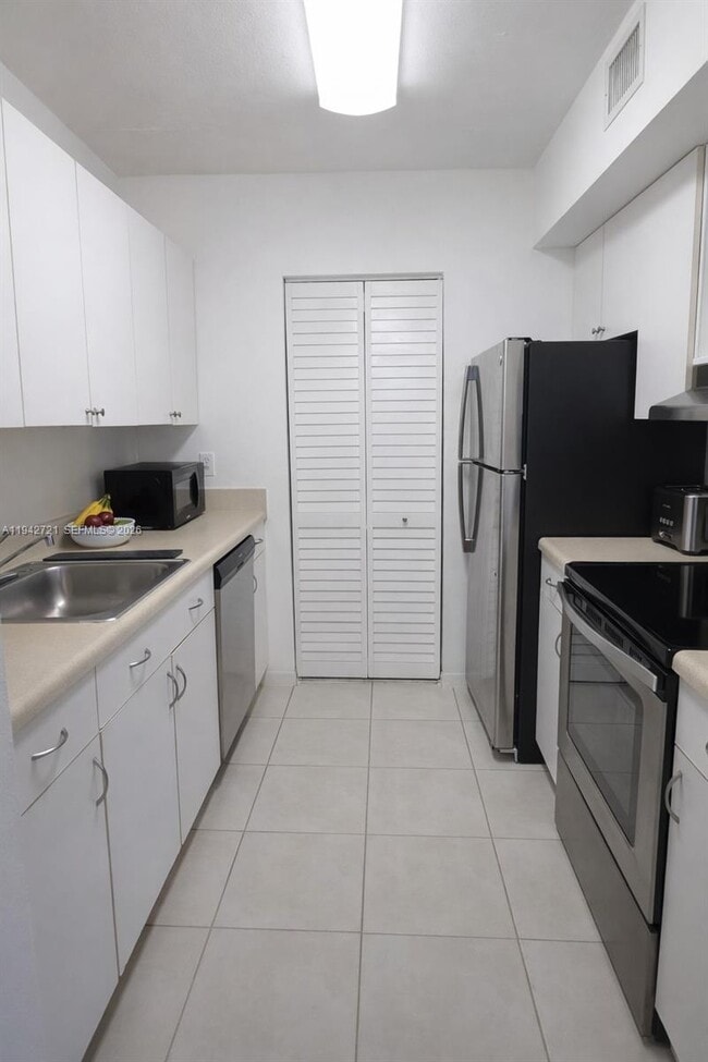 Building Photo - 500 NE 2nd St