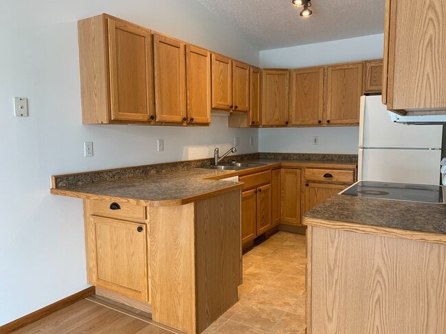 Building Photo - 3 Bedroom Twinhome