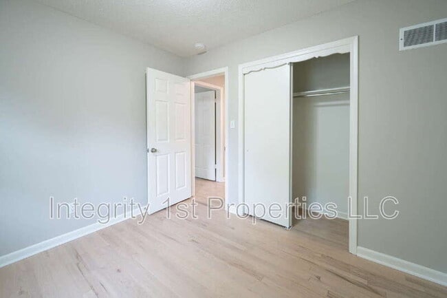 Building Photo - 6910 NW Belvidere Pkwy