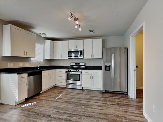 Building Photo - 21711 Falcongate Ct