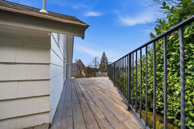 Building Photo - Three bedroom and Two Bathroom home in Portland Heights! Gourmet Kitchen and incredible natural L...