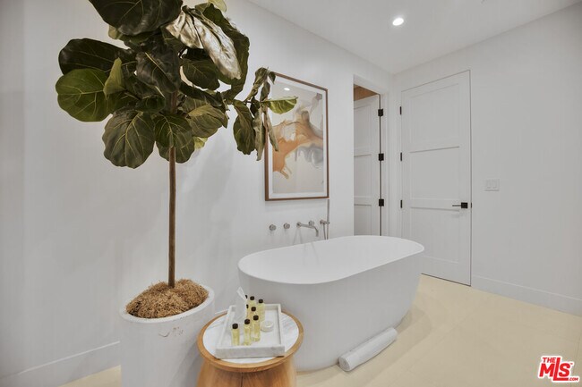 Building Photo - 4433 Kraft Ave