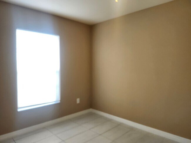 Building Photo - 606-608 Nicholas Pkwy W