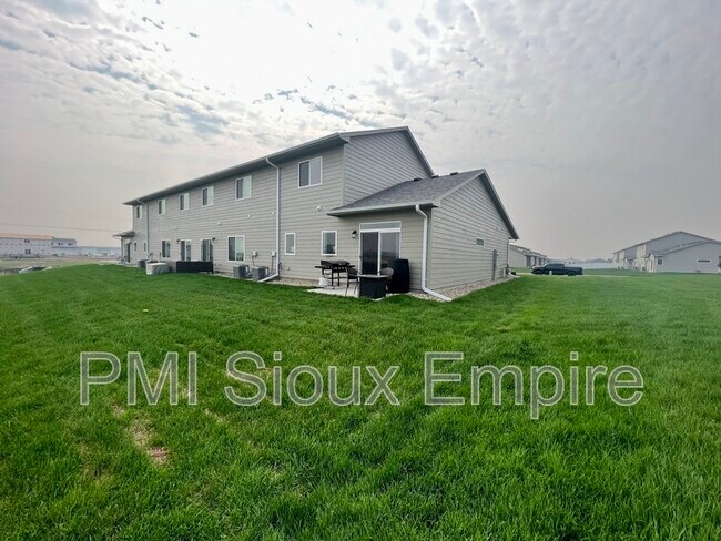 Building Photo - 5510 E Lebridge St
