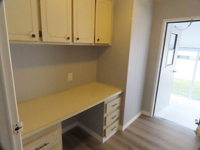 Building Photo - 1061 Quail Dr