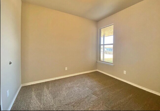 Building Photo - Upscale Flair Located in Burgamy Park!