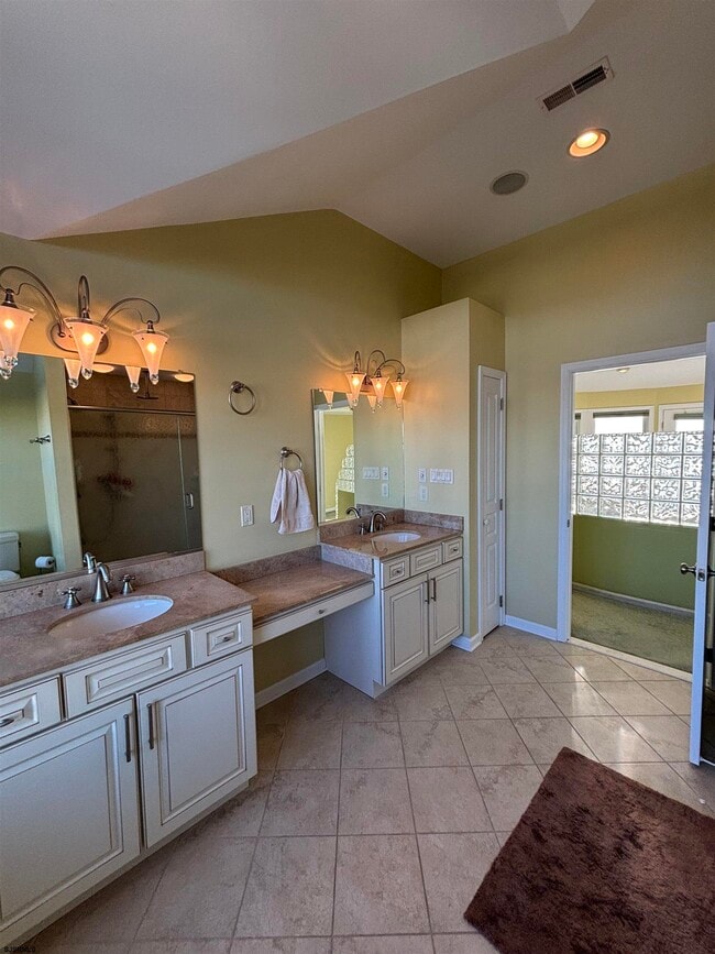 Building Photo - 802 N Harvard Ave