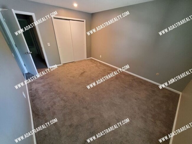 Building Photo - Very Nice 3 Bedroom/1 Bath Duplex in Olathe-Available in JULY!!!