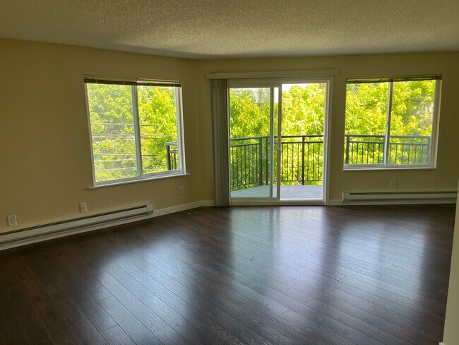 Building Photo - Spacious Renovated 2 Bed 1.5 Bath with Cor...