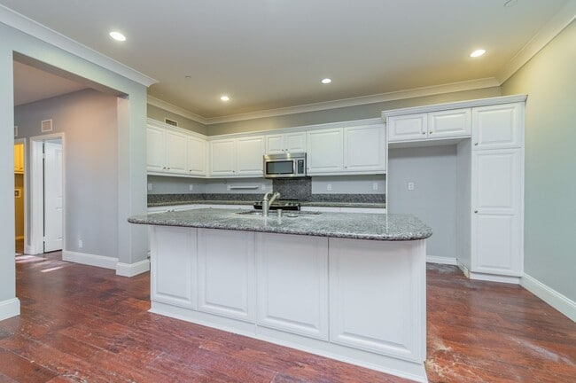 Building Photo - 3BD/2.5BA/2Garage Two Story upgraded End Unit Condo Woodbury Irvine $4800