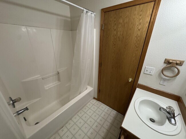 Building Photo - Ranch-Style, Milwaukie Home, Large Fenced Yard, Boat or Toy Storage, Gardeners Welcome