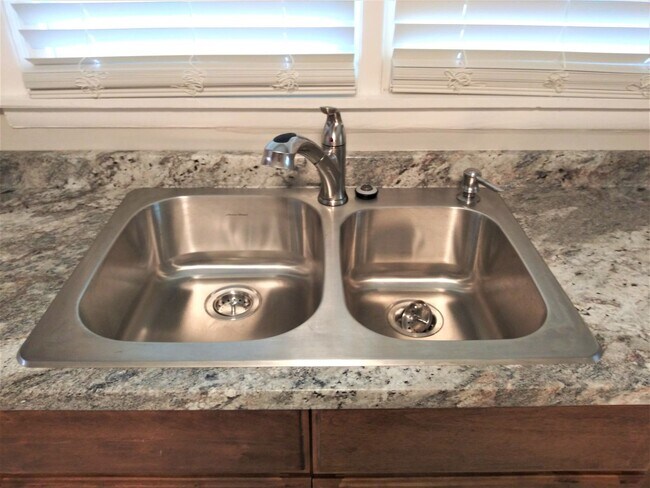 Building Photo - Fresh, Updated 3 bed, 1 bath Ranch ***PET FRIENDLY***