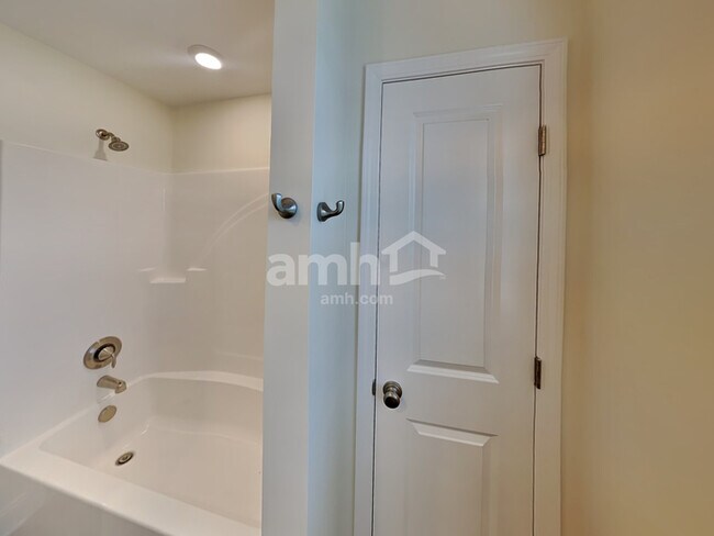 Building Photo - 5223 Valor Dr