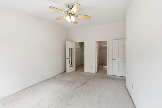 Building Photo - 323 Skyview Ct