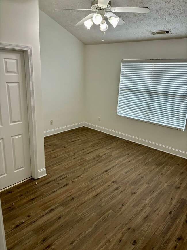 Building Photo - 76 Intown Pl