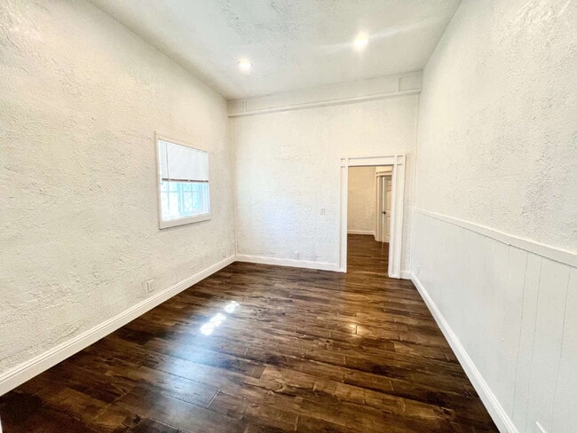 Building Photo - Bottom Unit with Tall Ceilings W/ Backyard