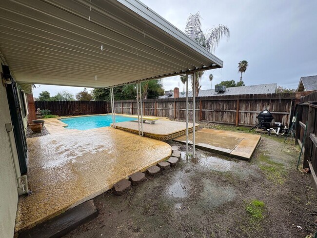 Building Photo - SW Visalia Home Available Now!