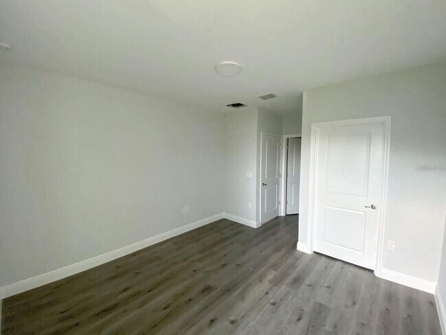 Building Photo - TAKE ADVANTAGE TODAY. AMAZING Duplex***** 3 Bedrooms and 2 Bathrooms for unit!