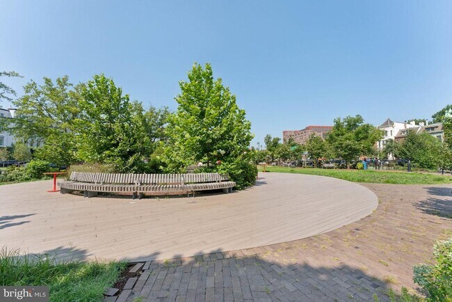 Building Photo - 902 D St SE